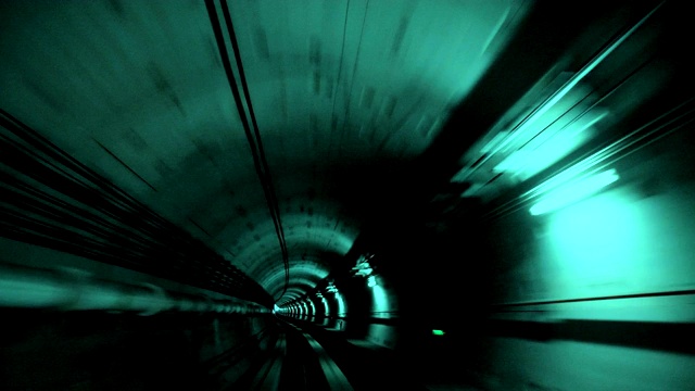 通过恐怖隧道冒险视频素材