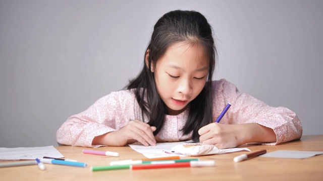 亚洲女孩画纸和她的妹妹有乐趣的耳机在家里，生活理念。视频下载