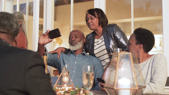 中镜头，年老的非裔美国夫妇看着手机视频素材
