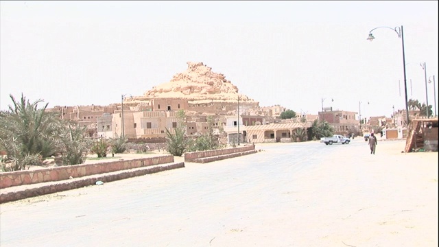 死亡之山俯瞰着埃及锡瓦的城市和废墟。视频下载