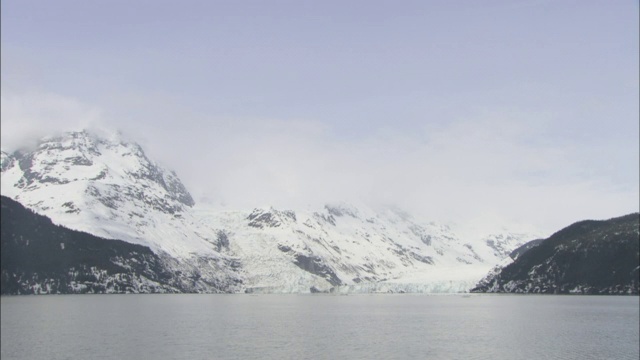 雪白的冰川俯瞰着阿拉斯加的威廉王子湾。视频下载