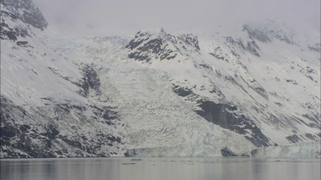 白雪覆盖了阿拉斯加威廉王子湾周围的冰川。视频下载