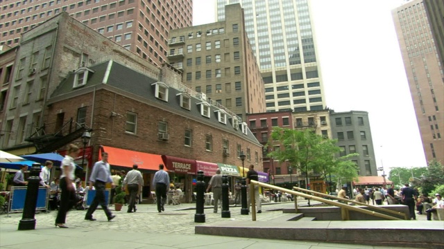 一个CGI展示了位于曼哈顿一个城市街区下的挖掘、岩石和碎片。视频素材