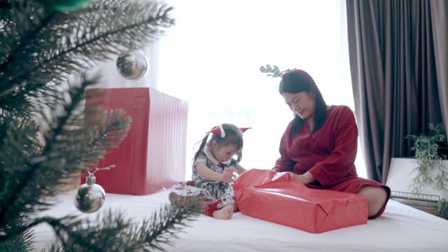 一个小女孩打开了带有2020年新年的礼盒视频素材