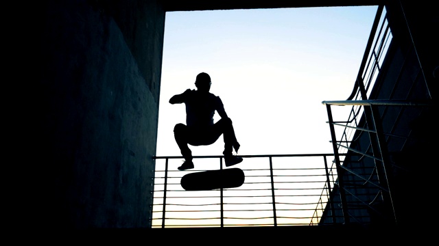 男子跳上滑板，在滑板公园做特技。,慢动作。视频素材
