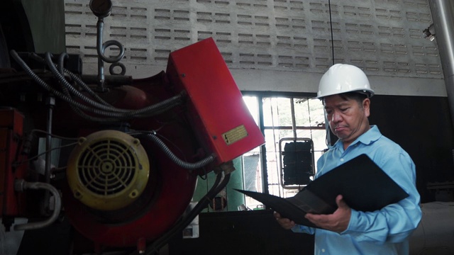 亚洲高级工程师使用工业机械控制器视频下载