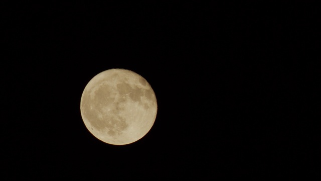 满月的夜晚天空有云。夜空中黄色的月亮视频素材