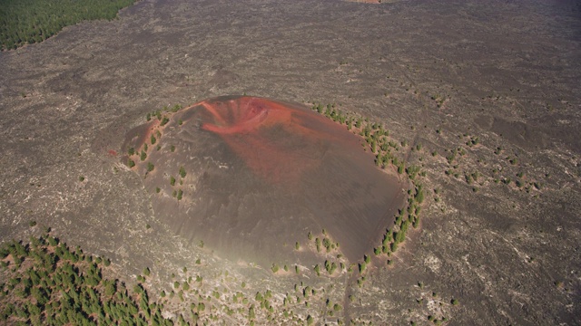 鸟瞰图火山锥和熔岩流在俄勒冈中部。视频下载