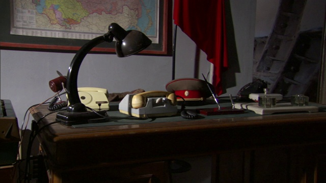 一台打字机、一部电话、一张桌子和一顶军帽是博物馆办公室的一部分。视频下载