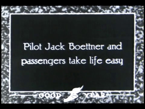 飞艇飞行员杰克·伯特纳和他的乘客在飞行中放松。视频素材
