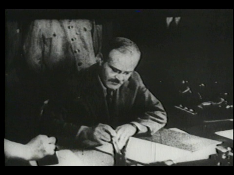 苏联外交部长维亚切斯拉夫·莫洛托夫在苏联领导人约瑟夫·斯大林的注视下与德国签署互不侵犯条约视频下载