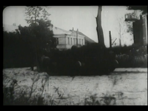 一个蒙太奇显示士兵进入苏联。视频素材