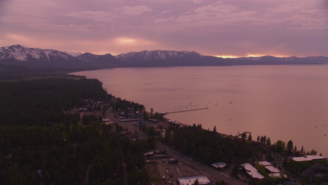塔霍湖日落时的鸟瞰图。视频素材