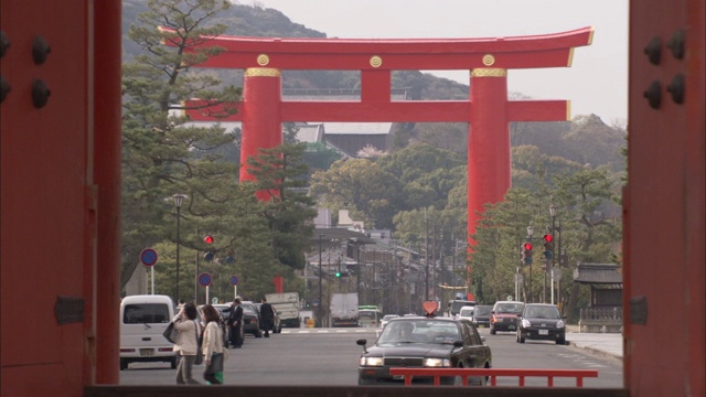 平安神祠的大门构成了一条交通和行人的街道。视频下载