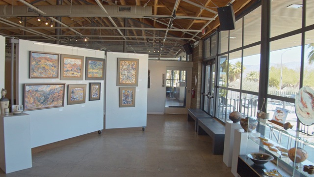 POV跟踪室内画廊的绘画和玻璃艺术品的架子视频下载