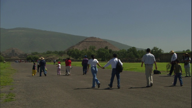 游客们走向特奥蒂瓦坎的太阳金字塔。视频素材