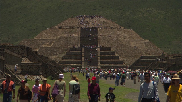 游客参观墨西哥的太阳金字塔。视频素材