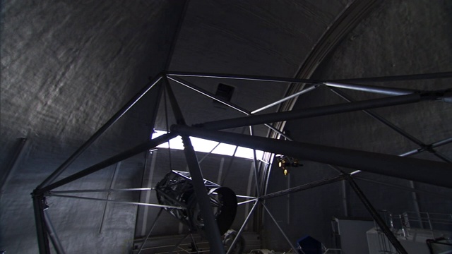 在夏威夷莫纳克亚的W. M.凯克天文台，一个镜头在一个关闭的圆顶快门下面移动。视频下载