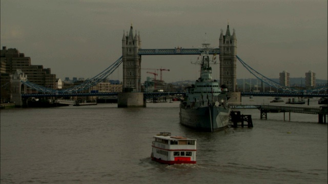 一艘渡船驶向伦敦泰晤士河上的塔桥。视频素材