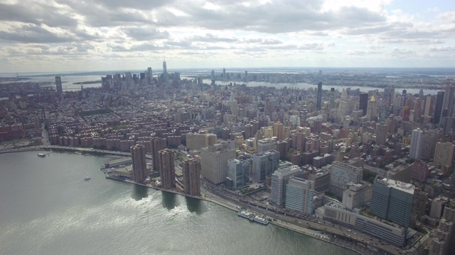纽约市4k无人机天际线帝国大厦克莱斯勒大厦白天曼哈顿市中心哈德逊河24帧每秒视频素材
