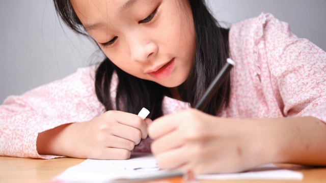 亚洲女孩画纸和她的妹妹有乐趣的耳机在家里，生活理念。视频下载