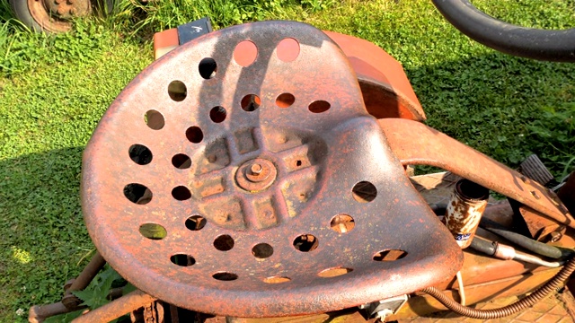 旧的越野车的生锈的金属椅子视频下载