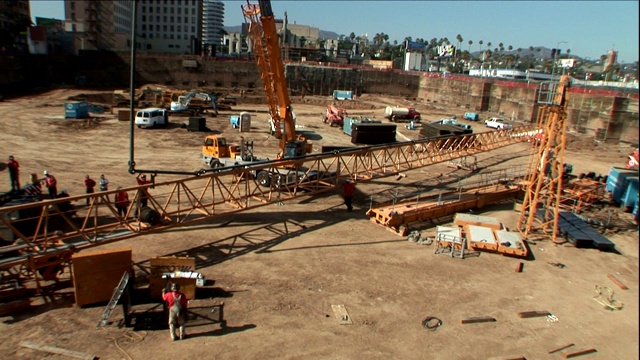建筑工人在建筑工地准备设备和起重机。视频下载
