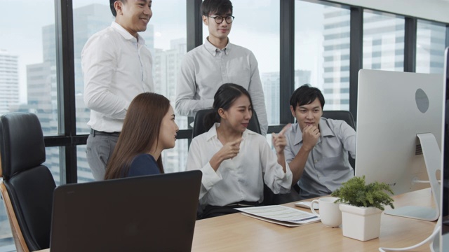 4K超高清:一群亚洲业务员工在现代化的办公室欢呼击掌。视频下载
