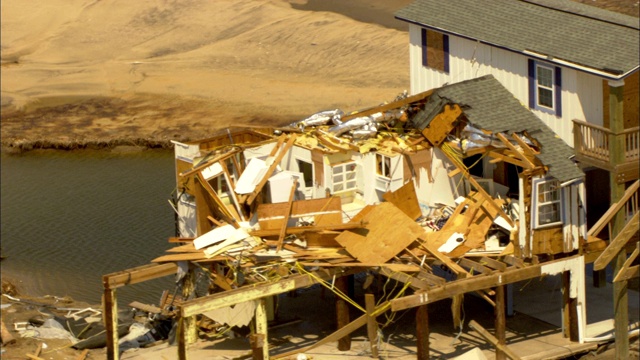 飓风过后，一所损坏的房子仍然屹立不倒。视频下载