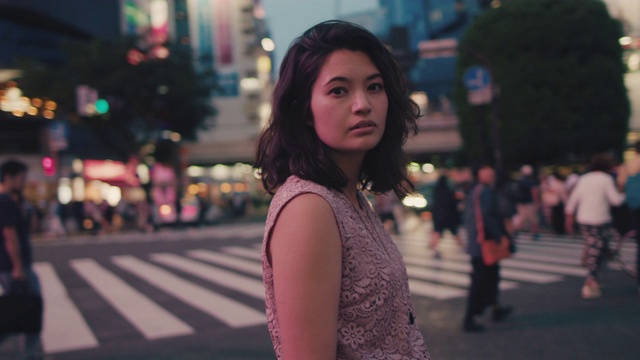 涉谷十字路口的日本妇女肖像/日本东京视频素材