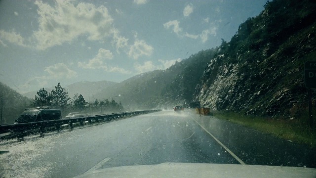 POV汽车在暴雨下行驶:危险的道路视频素材