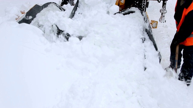 特殊交通城市清理道路上的积雪。用犁除雪。视频下载