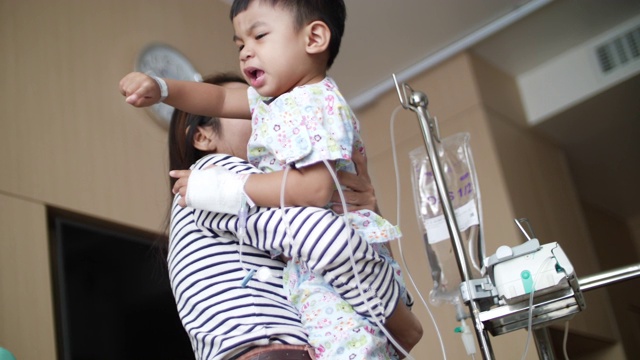 男婴和母亲在医院静脉输液，4K视频下载