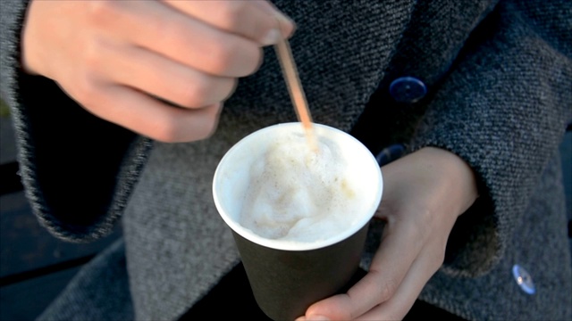 热咖啡，女用手搅糖视频下载