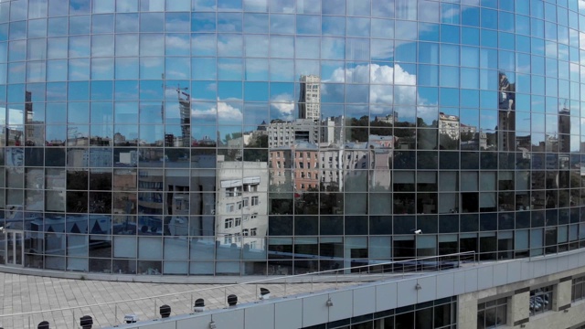 摩天大楼窗户中的城市映像航拍视频素材