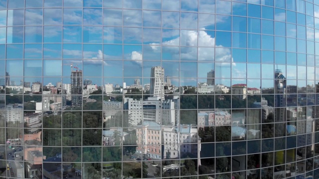城市和蓝天倒影在摩天大楼façade视频素材