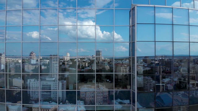 城市和蓝天映照在摩天大楼的立面窗户上视频素材