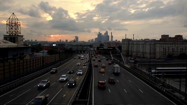 城市景观与交通在城市高速公路在前景和办公室摩天大楼在背景视频素材