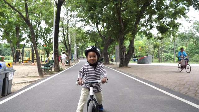蹒跚学步的小男孩骑滑板车视频素材