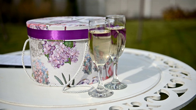 一小杯一小杯的香槟酒排成一排放在婚宴的桌子上等着客人视频素材