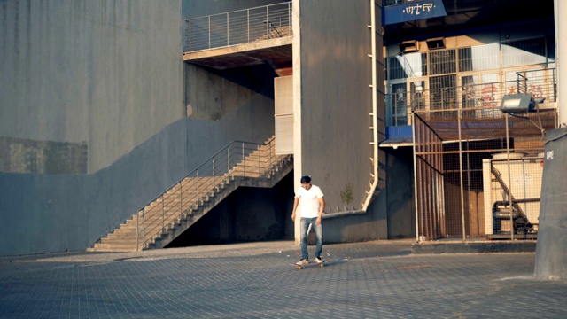 一个人在一个城市做特技，慢镜头。视频素材