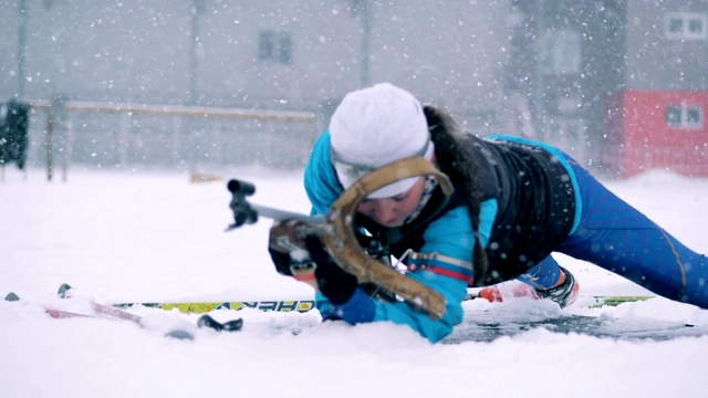 女运动员参加冬季两项比赛，准备射击。4 k视频素材