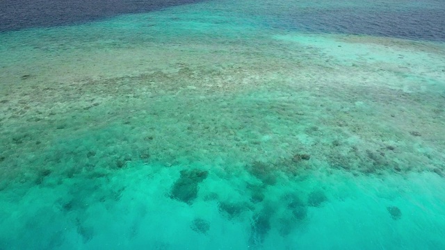 飞越马尔代夫碧绿的泻湖视频素材