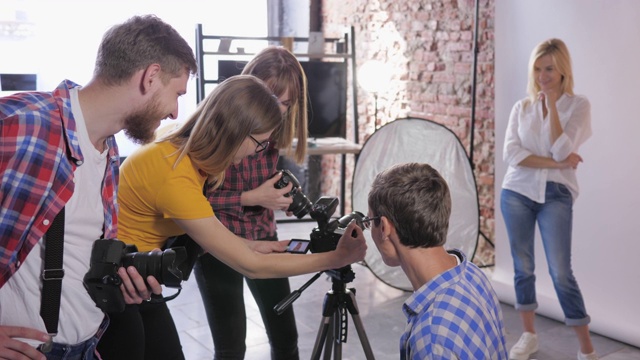 摄影学校，年轻的数码单反创意摄影公司是在专业工作室培训摄影视频下载