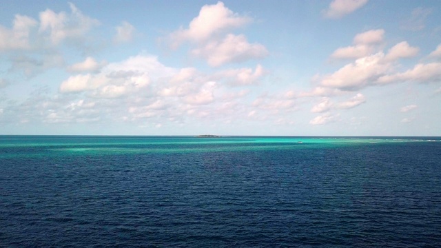 飞越马尔代夫碧绿的泻湖视频素材