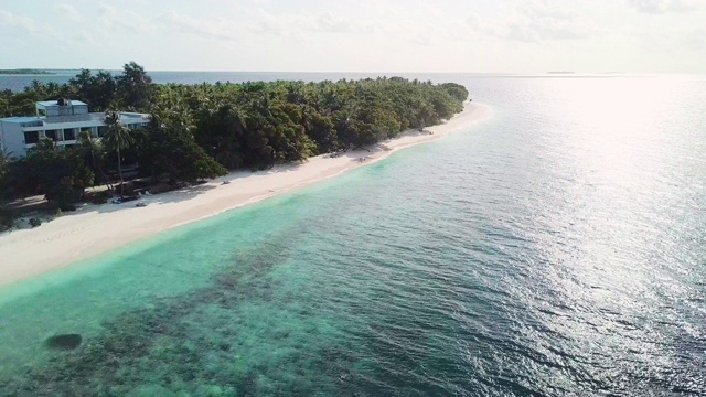 飞越马尔代夫深蓝色的海面视频素材