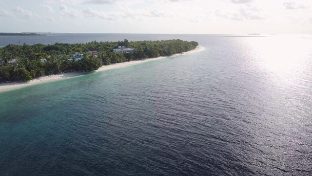 飞越马尔代夫深蓝色的海面视频素材