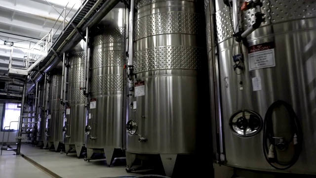 酿酒厂用于发酵葡萄酒的钢桶视频素材