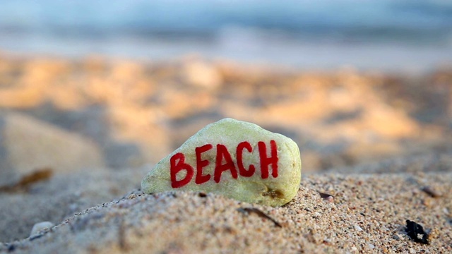 在沙滩上的石头上写字视频下载