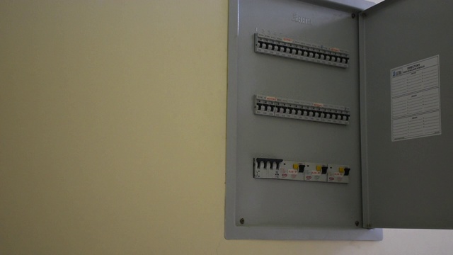 手打开保险丝盒在一个住宅看电气断路器修理损失的电力。视频素材